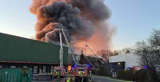 Essen-Kray Frillendorf: Großbrand - Feuerwehr löscht bist in die  Morgenstunden - Totalverlust