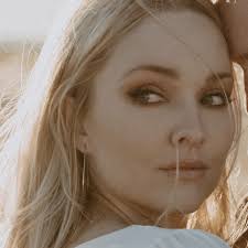 Sarah Carper's Instagram, Twitter & Facebook