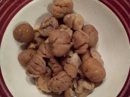 Le castagne erano poi usate anche come vera e propria merce di scambio ed erano barattate con beni di il prete, per recuperare le castagne, dopo averle raccolte le infilò in un forno e le fece asciugare. Ricetta Castagne Secche Dolcidee