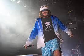 Aller vous abonne à yeuse fr !! Cote D Or Concert Bob Lunettes Et Moustache Le Rappeur Lorenzo Etait Hier A La Vapeur