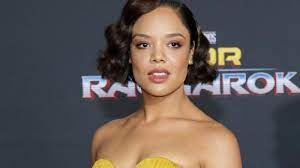 The trio were photographed cuddling outdoors at waititi's home in sydney on sunday, engaging in pda as they. Tessa Thompson Valkyrie Wird Erste Lgbtq Superheldin