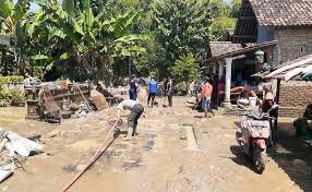 Price tag , label harga jual garmen di toko atau retail. Banjir Bandang Terjang Magetan 4 Ekor Kambing Ikut Hanyut