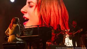 The track is about jumping headfirst into love and not looking back. Neu Verfilmt A Star Is Born Lady Gaga Trifft Bradley Cooper Filme Dw 03 10 2018