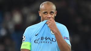 La escuadra dirigida por pep guartiola presenta el mosaico en el clásico color agua del uniforme junto al blanco, combinado con short blanco y calcetas azules. Padre De Vincent Kompany Primer Alcalde Negro Belgica