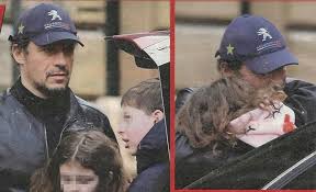 Trending news on stefano accorsi stefano accorsi, la dolce foto con la moglie bianca in attesa del secondo figlio l'attore ha postato su instagram uno anno: Stefano Accorsi Papa Part Time Si Commuove Quando Accompagna I Figli Che Tornano Dalla Mamma