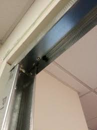 Comment Condamner Proprement Une Porte Avec Du Placo Reussir Ses Travaux Cloison Placo Cloison Ba13 Renovation De Garage