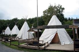 Logement Insolite Loger Dans Un Tipi Avec Images Logement Insolite Logement Maisons Naturelles