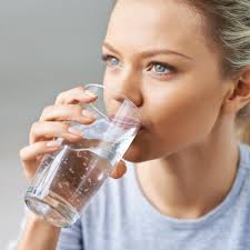 Boire trop d'eau, trop vite, peut perturber le fragile équilibre du sodium dans le corps (un minéral essentiel à l'équilibre en s'il ne faut pas céder à la panique non plus et compter chaque verre d'eau avalé et l'heure à laquelle il a été bu, on se demande quand même quelle est vraiment la dose idéale. Eau Et Grossesse Doctissimo