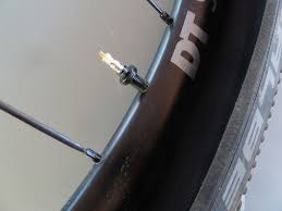 On place la chambre à air dans le pneu, on gonfle et c'est terminé on peut rouler ! Tubeless Je Quitte La Chambre Bike Cafe