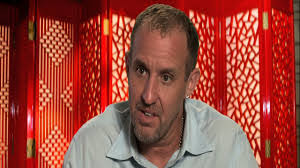 Chris Munro's Instagram, Twitter & Facebook