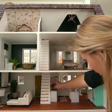 La Ferme Moderne De Sina Est Tout Ce Que Vous Avez Toujours Voulu Dans Une Maison Ici Diy Dollhouse Furniture Barbie House Modern Dollhouse