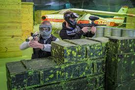 Prepare to hit your friends with giant balls of paint with these tips on the rules, guns, and strategies of paintball. Paintball Unter 18