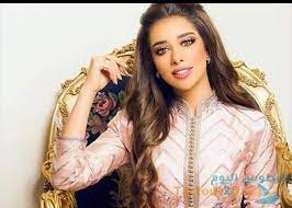 أما في إطلالاتها الأخيرة أصبح واضحاً أن شفتيها أصبحتا كبيرتين وأكثر امتلاء من كلتي الناحيتين، كما لاحظنا أنهما باتتا مرسومتين ومحددتين أكثر. Ø¨Ù„Ù‚ÙŠØ³ ÙØªØ­ÙŠ ØªØ·Ù„Ù‚ Ø¨Ø±Ø§Ù†Ø¯ Ø§Ù„Ù…ÙƒÙŠØ§Ø¬ Ø§Ù„Ø®Ø§Øµ Ø¨Ù‡Ø§ Ø·Ø±Ø·ÙˆØ³ Ø§Ù„ÙŠÙˆÙ…