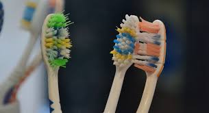 Le maggiori conseguenze di un'infezione da stafilococco riguardano le infezioni della pelle, capaci di sviluppare vari sintomi, tra i quali la formazione di noduli cutanei simili a foruncoli e a volte pieni di pus, la formazione di bolle che si trasformano in croste, la formazione di cellulite e conseguente gonfiore e arrossamento della parte di cute interessata. Lo Stafilococco Resistente Agli Antibiotici Si Diffonde In Famiglia Galileo