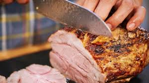 Dieses Mal Bereitet Tim Malzer Einen Saftigen Schweinenackenbraten Mit Krosser Kruste Zu Als Passende Beilage Serviert Tim Malzer Kocht Schweinenacken Rezepte