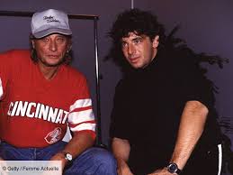 En 2009, elle écrit et interprète la suite des amours tumultueuses du couple avec des étés de sauterelles, toujours avec son duo de musiciens [réf. Johnny Hallyday Jaloux De Patrick Bruel Pourquoi Il Ne L Invitait Plus A Ses Concerts Femme Actuelle Le Mag