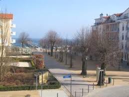 Nur 100 meter vom kühlungs­borner strand entfernt steht unsere villa mit 20 anspruchsvoll eingerichteten appartements, jeweils mit küchen­zeile, duschbad und balkon. Ostsee Urlaub Ferienwohnung Appartementhaus Monika