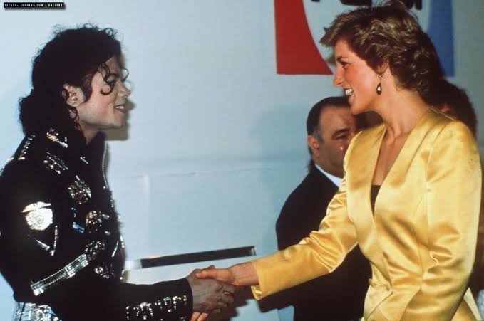Michael Jackson gặp Nữ hoàng, Công chúa Diana tại Sân vận động Wembley,  1988 : r/MichaelJackson
