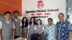 Selain itu juga memiliki prestasi teruji dan peduli lingkungan serta sesama. Daftar Top 100 Sma Peraih Nilai Un Tertinggi Di Indonesia 2 Sekolah Asal Sumsel Halaman All Tribun Sumsel