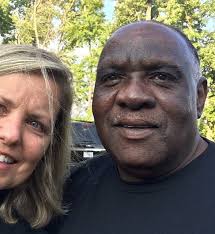 IHOP Server Helps Disabled Customer in Heartwarming Photo