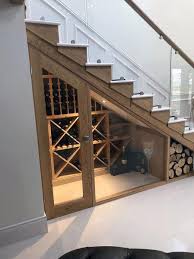 Idees Exceptionnelles D Escaliers De Sous Sol Avec Cave A Vin Et Stockage De Bois De Chauffage Undernea Avec Images Escaliers Maison Amenagement Maison Renovation Maison