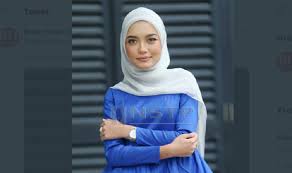 Ia menjadi salah satu artis top di indonesia berkat keahliannya mengocok perut pemirsa tiap pekan lewat acara extravaganza, meski paket acara ini kini one thought on 10 artis terkaya di indonesia berpenghasilan fantastis. Gara Gara Klub Liga Portugal Artis Wanita Asal Malaysia Menangis