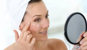 Bahkan, para dokter kulit dan ahli kecantikan pun merekomendasikan bedak ini bagi anda yang memiliki kulit berjerawat karena memang bedak ini juga akan aman untuk anda gunakan karena berbagai kandungannya yang ringan dan tidak akan mengiritasi kulit anda, sehingga cocok untuk. Samarkan Noda Hitam Dengan Make Up Natural