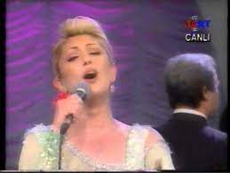 Share kahverengi gözlerin with your friends! Muazzez Ersoy Kahverengi Gozlerin Canli Performans 1997 Youtube