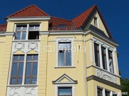 Sanierte Gelbe Fassade Eines Schonen Altbaus In Der August Bebel Strasse In Bielefeld In Ostwestfalen Lippe Altbau Fassade Bau