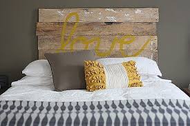 Love Except I Would Use A Different Color Than Yellow Idee De Decoration Lit En Palette Tete De Lit Palette