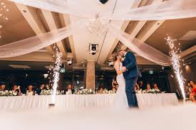 In diesem forum konnen sich braute in der stressigen zeit vor der hochzeit austauschen und gegenseitig unterstutzen. Hochzeit Walzer Die Besten Lieder Und Tips