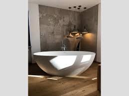 Freistehende Badewanne Piemont Das Reizvolle Spiel Von Licht Und Schatten Wird Durch Den Einfall Des Tageslichtes Badewanne Freistehende Badewanne Badezimmer