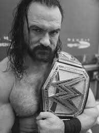 Viendo WWE Smackdown desde Alemania. Dijeron multitud de público en Berlín  pero no dijeron sold out . Randy dice nunca le des la espalda a Randy.  Orton castiga a Williams y The