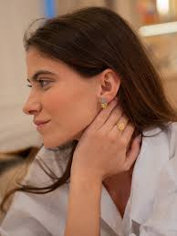 Boucles d'oreilles tendance 2025 : les nouveautés à découvrir