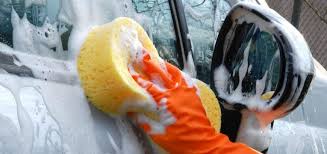 Avoir une voiture propre, c'est bien sûr plus agréable mais c'est aussi un geste de base pour l'entretien de son une fois votre voiture lavée vous pourrez passer à l'étape du lustrage. Lavage A La Main Ou Automatique Comment Laver Sa Voiture