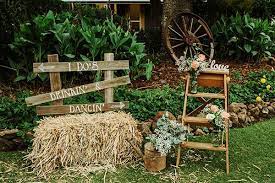 Totally Ingenious Ideas For An Hay Bale Wedding Decorations Rustic Outside Wedding Rustic Outdoor Wedding Rustic Wedding Table