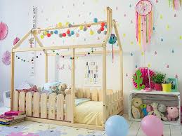 Montessori çocuk odası dekorasyon fikirleri sadece bebeklikten çıkmış çocuklara yönelik değil bebekler için de uyarlanan son derece estetik ve bir o kadar da kullanışlı fikirlerdir. Cocuk Odasi Dekorasyonuna Farkli Bakis Montessori