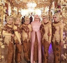 Aksesoris pada pagian pinggang, membuat lekuk tubuh anda lebih terlihat sehingga anda terlihat lebih langsing. 25 Model Baju Brokat Kombinasi Batik Modern 2020