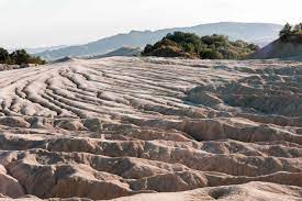 Dziś skupię się na tym pierwszym, które jest ciut mniej komercyjnie i jeszcze do niedawna nie było nadzorowane a wejście. The Mud Volcanoes Vulcanii NoroioÈ™i Romania Unique Attractions