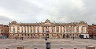 Vous pouvez voir l'article de wikipedia. Kapitol Toulouse Wikipedia