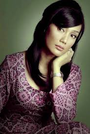 Fazira wan chek (born 9 february 1974), known professionally as erra fazira, is a malaysian actress, singer, fashion model, tv host, film producer. Gambar Romantik Terkini Awie Dan Erra Fazira Di Jalan Raya Laman Gosip Dan Informasi Terkini