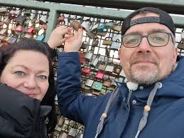 gestern in Köln auf der „Brücke der Zuneigung“. Was wohl aus all den Paaren  geworden ist, die hier ein Schloss als Zeichen ihrer Verbindung  hinterlassen haben…? Einen schönen Sonntag euch allen... und