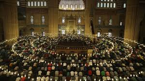 Ramazan ve kurban bayramı'nın ilk günü kılınır. Ilahiyatcilar Diyanet In Bayram Namazi Kararini Olumlu Karsiladi