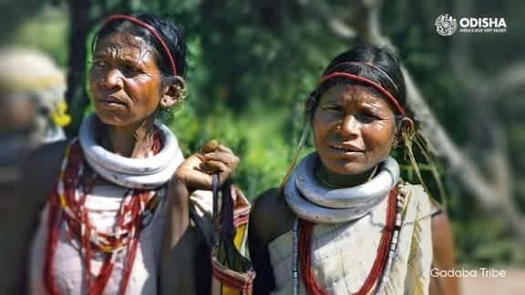 The beauty of Eastern Ghats gets accentuated by the vibrant tribals of Odisha. P.S. In the earlier post, the tribe name was wrongly attributed. We regret the inconvenience. #OdishaByRoad #OdishaTourism