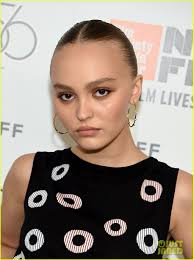 By christine rendon for dailymail.com. Lily Rose Depp Austin Butler Are Seemingly A New Couple Pack On Pda In New Photos Photo 4601915 Austin Butler Lily Rose Depp Pictures Just Jared