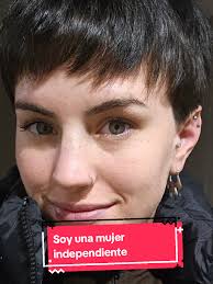 Humor y familia con una mujer independiente