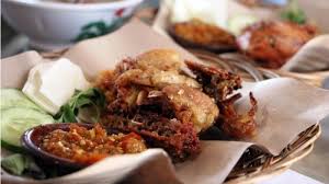 Sajikan bebek goreng dengan taburan bumbunya. Bebek Purnama Dan 6 Bebek Goreng Enak Di Surabaya Untuk Menu Makan Malam Tribun Travel