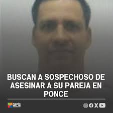 Edwin Noel López Reyes, de 48 años, sospechoso de asesinar a su pareja,  Jessica Enid Torres Santiago, de 43 años, se presume armado y podría estar  manejando un Jeep Wrangler color gris
