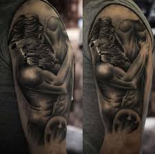 Erken saatlerde geldikleri dövmecide, peş peşe koltuğa oturup kollarına yeni desenler çizdirdi. Poseidon Dovme Modelleri