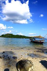 Pantai mutun adalah pantai yang bersihd dan terawaat, pesisir pantai nampak seperti pasir terigu, air lautnya sangat bening dan jernih berwarna biru, pengunjung bahkan bisa melihat dasar laut yang Pantai Mutun Lampung Taufik Ridho Flickr